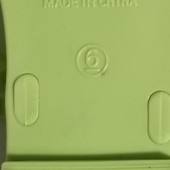 Steve Madden Skyler 6 Neon Green Stud Slide Flat Sandal Waterproof Travel Beach - Picture 9 of 9